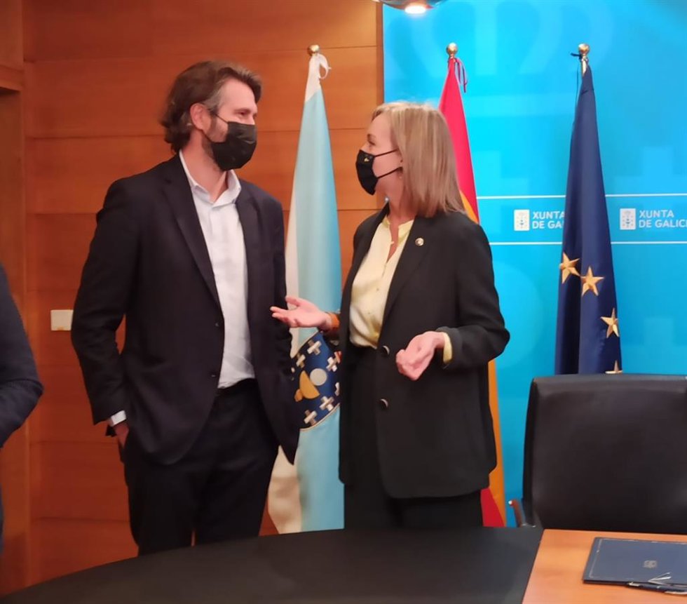 El presidente de la Federación Galega de Municipios e Provincias (Fegamp), Alberto Varela, y la conselleira de Política Social, Fabiola García