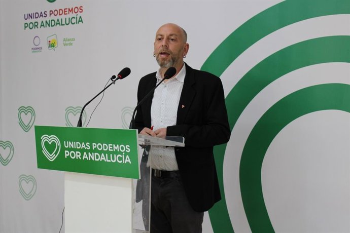 El portavoz de Unidas Podemos por Andalucía, Ernesto Alba, en rueda de prensa en Málaga