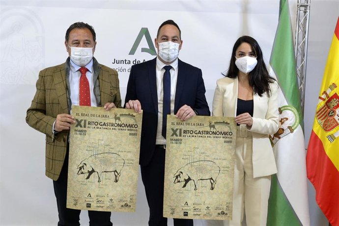 De izquierda a derecha, el delegado del Gobierno de la Junta, Ricardo Sánchez, el alcalde de El Real de la Jara, José Manuel Trejo, y la concejal de Cultura de la localidad, Cristina Trigo, han presentado las jornadas.