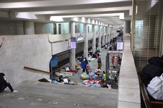Personas refugiadas en una estación de metro de Járkov