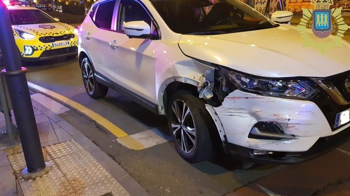 La Policía Local detiene a un conductor ebrio que, tras colisionar con seis vehículos estacionados, trató de abandonar el lugar