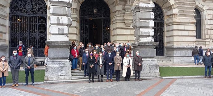 Concentración convocada por la Diputación de Bizkaia contra la guerra en Ucrania