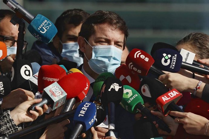 El presidente de la Junta de Castilla y León en funciones, Alfonso Fernández Mañueco, responde a los medios a su llegada a una reunión del Comité Ejecutivo del Partido Popular, en Eurostars Madrid Tower, a 1 de marzo de 2022, en Madrid (España). El Part