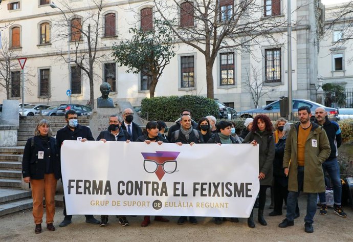 Un grup de persones participa en una concentració en suport a la diputada del Parlament i portaveu de la CUP, Eullia Reguant.