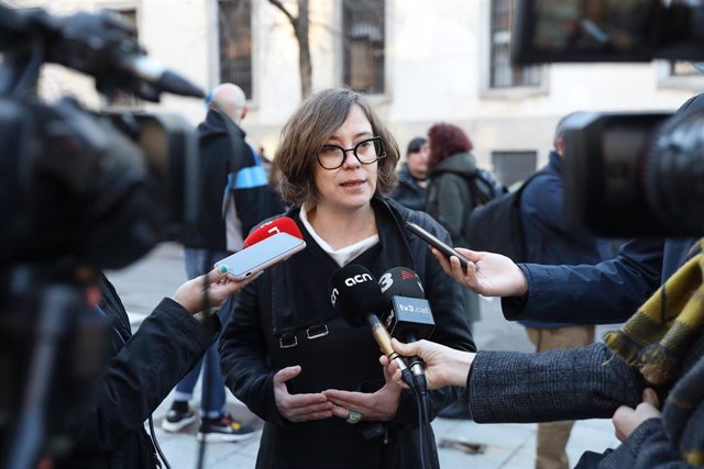 La diputada del Parlament de Cataluña y portavoz de la CUP, Eulalia Reguant, responde a los medios a su llegada al Tribunal Supremo.