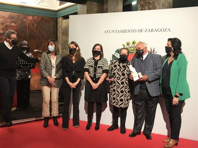 Un centenar de parejas celebran sus 50 años de matrimonio en el Teatro Principal