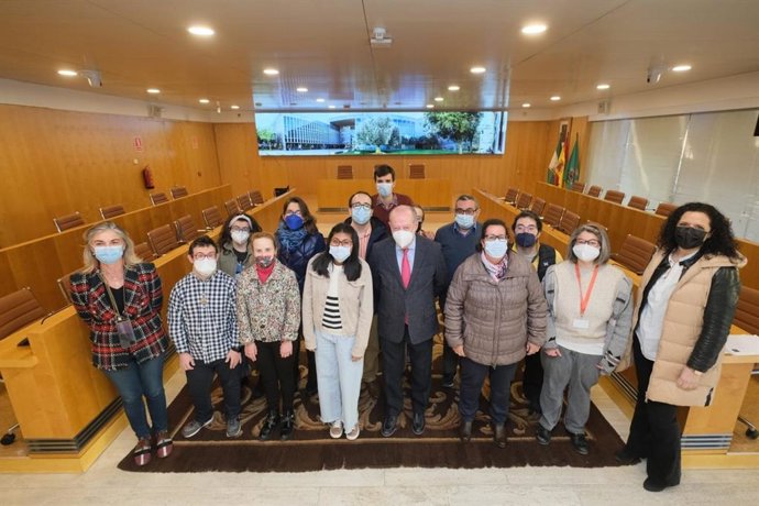 El presidente de la Diputación de Sevilla, Fernando Rodríguez Villalobos, ha entregado los diplomas a los doce jóvenes con discapacidad intelectual que han hecho prácticas formativas en el organismo provincial.