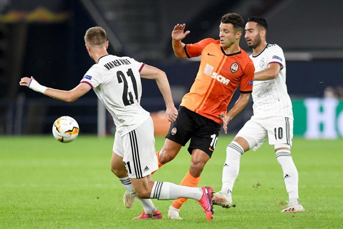 Archivo - 11 August 2020, North Rhine-Westphalia, Gelsenkirchen: Basel's Jasper von der Werff (L) and Shakhtar Donetsk's Junior Moraes battle for the ball during the UEFA Europa League quarter-final soccer match between FC Shakhtar Donetsk and FC Basel 