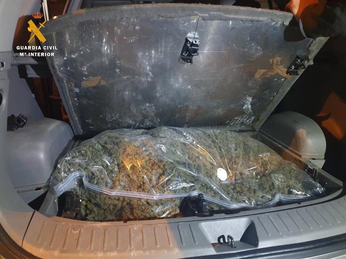 Marihuana interceptada por la Guardia Civil en el doble fondo de un maletero en Girona