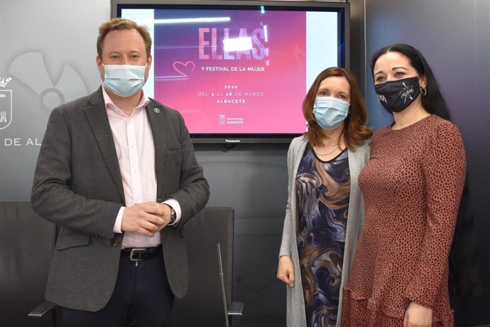 El vicealcalde de Albacete, Vicente Casañ, presentando los actos que se celebrarán en la ciudad con motivo del 8-M