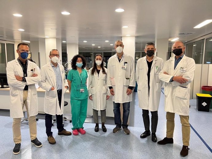 Parte del equipo que participó en una operación multidisciplinar en el hospital Álvaro Cunqueiro de Vigo para la extracción de un tumor de gran tamaño, que se había extendido desde un riñón hasta el corazón del paciente.