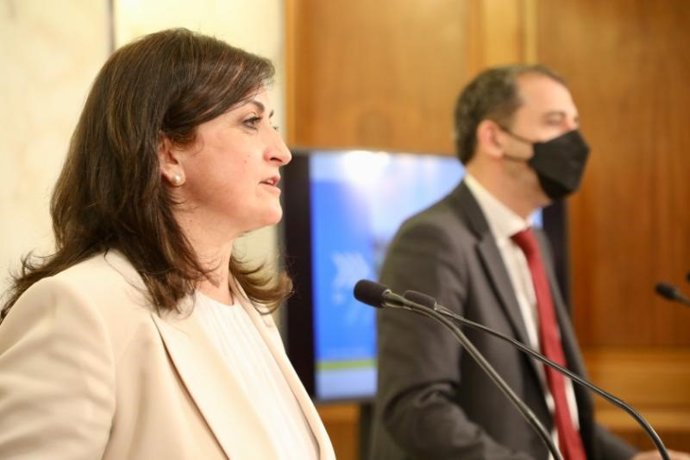 La presidenta del Gobierno, Concha Andreu, en una comparecencia junto al secretario general de Infraestructuras, Xabier Flores