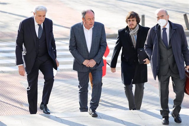 Luis Miguel Rodríguez a su llegada a la Audiencia Provincial de Madrid acompañado por sus abogados, a 01 de marzo de 2022, en Madrid (España). 