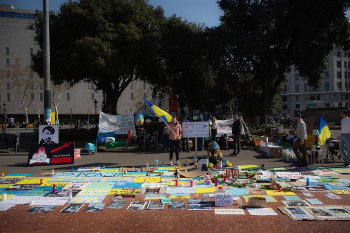 Mosaico en la plaza Catalunya de Barcelona en recuerdo a las víctimas de Ucrania.