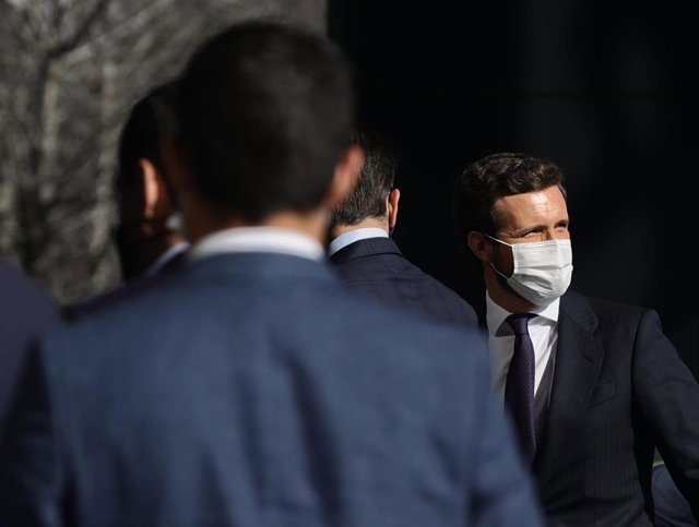 El líder del PP, Pablo Casado (1d), a su llegada a una reunión de la Junta Directiva Nacional tras la crisis interna del partido, en Eurostars Madrid Tower, a 1 de marzo de 2022, en Madrid (España). El Partido Popular ha reunido a su Comité Ejecutivo Naci