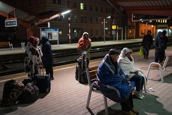 Grupos de personas con sus enseres en uno de los andenes de la estación de Przemysl, cinco días después del inicio de los ataques por parte de Rusia en Ucrania, a 1 de marzo de 2022, en Przemysl (Polonia)