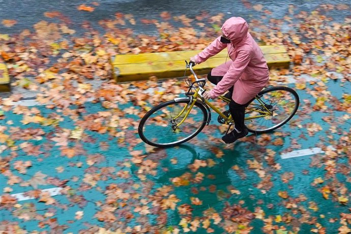 Archivo - Ciclistas en un día de lluvias en una imagen de archivo