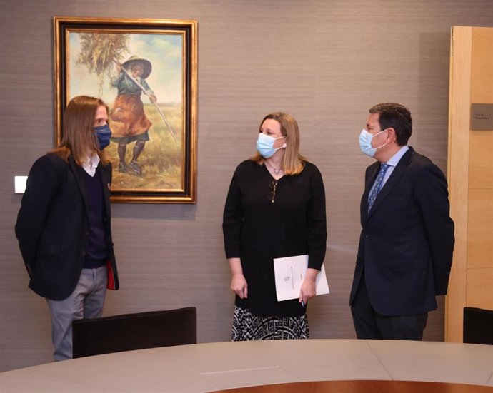 Pablo Fernández (izquierda) junto a Isabel Blanco Llamas y Carlos Fernánez Carriedo.