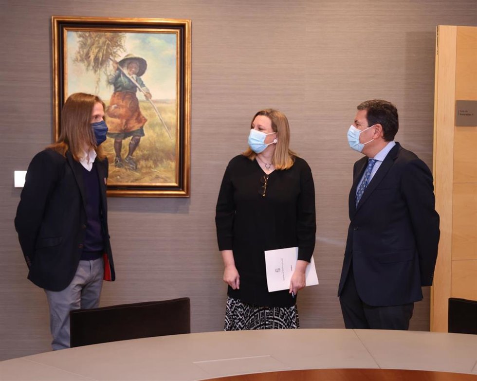 Pablo Fernández (izquierda) junto a Isabel Blanco Llamas y Carlos Fernánez Carriedo.