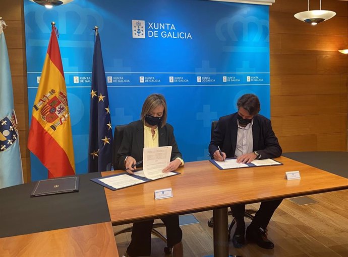 La conselleira de Política Social, Fabiola García, y el presidente de la Fegamp, Alberto Varela, firman convenio
