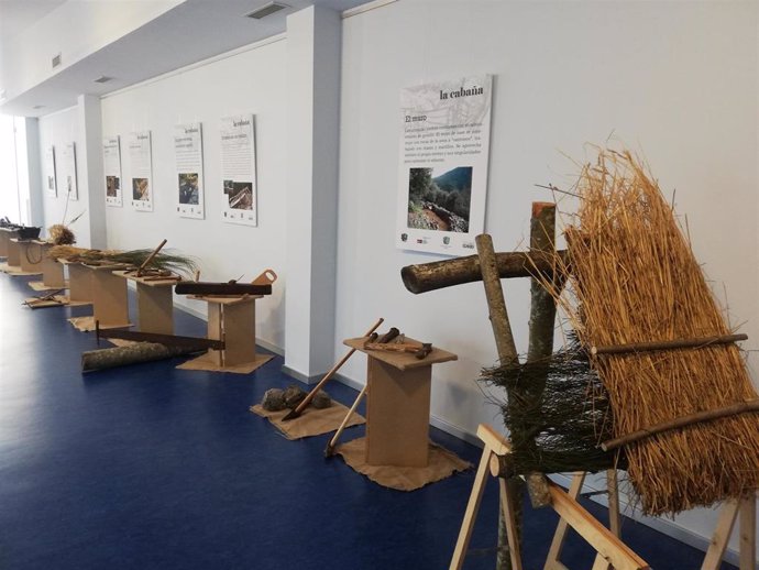 Una exposición en la Biblioteca Rafael Azcona recoge objetos y formas de trabajo tradicionales de la sierra riojana
