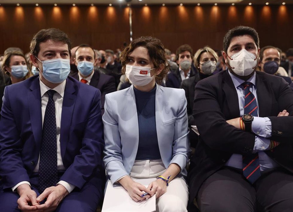 (I-D) El presidente de la Junta de Castilla y León en funciones, Alfonso Fernández Mañueco; la presidenta de la Comunidad de Madrid, Isabel Díaz Ayuso, y el presidente de la Región de Murcia, Fernando López Miras, en una reunión de la Junta Directiva Na