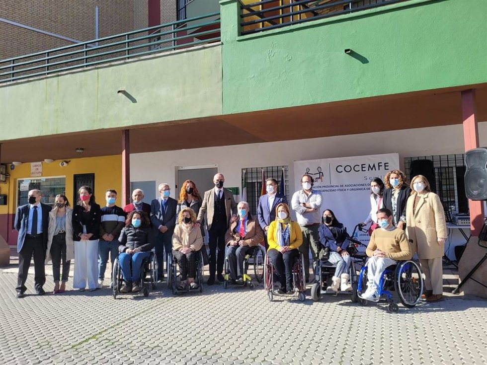 El alcalde de Sevilla, Antonio Muñoz, ha asistido a la inauguración de la nueva sede de Cocemfe, ya reformada.