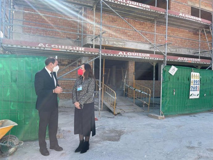 Catalina Madueño y Juan Mesa durante la visita a las obras en la prisión