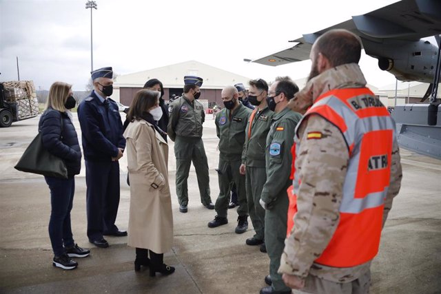 La ministra de Defensa, Margarita Robles, en la base de Torrejón de Ardoz (Madrid) supervisa el envío de material de ayuda a Ucrania