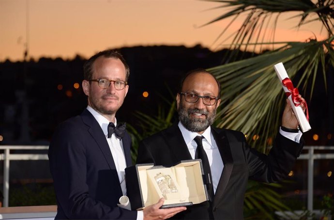 Archivo - El director iraní Asghar Farhadi recoge un premio en Cannes