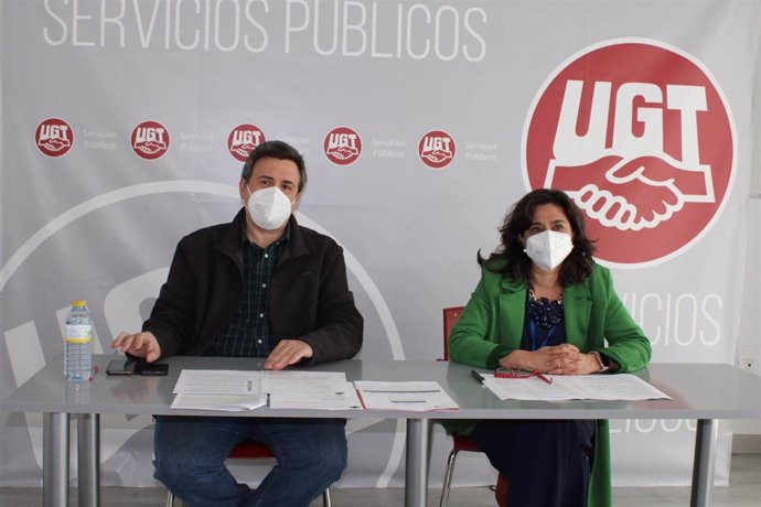 Los responsables de Sanidad de UGT en C-LM y en la provincia de Toledo, Fernando Peiró e Inés Pedreño