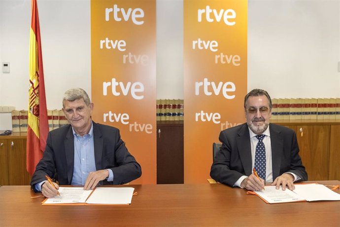 El presidente de RTVE, José Manuel Pérez Tornero, y su homólogo del Grupo Social ONCE, Miguel Carballeda, firman un acuerdo de colaboración para promover la inclusión de las personas con discapacidad.RTVE
