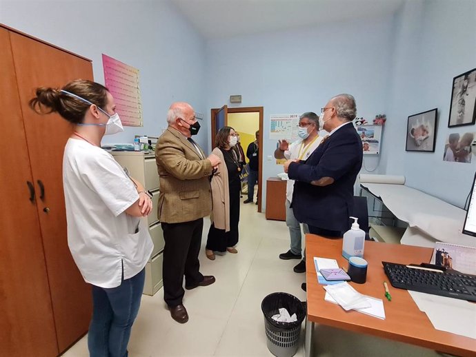 El consejero de Salud y Familias, Jesús Aguirre, ha visitado el centro de salud Mercedes Navarro para conocer el resultado de las obras de mejora.