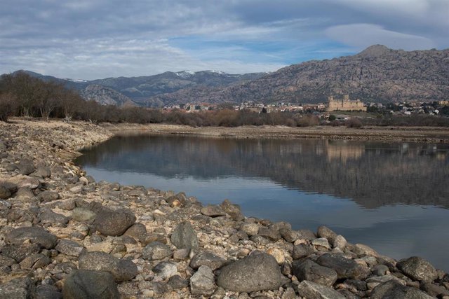 Vista general del Castillo de Manzanares El Real desde el embalse de Santillama, situado en la Sierra de Guadarrama, a 4 de febrero de 2022, en Madrid (España). El castillo fue construido en 1475 sobre los restos de una ermita de estilo románico-mudéjar q
