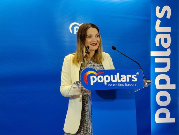 La presidenta del PP de Baleares, Marga Prohens, en una rueda de prensa en la sede de la formación.