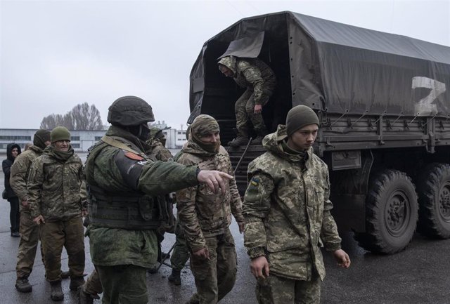 Soldados del ejército ucraniano que se rindieron voluntariamente son vistos en Lugansk, República Popular de Luhansk.