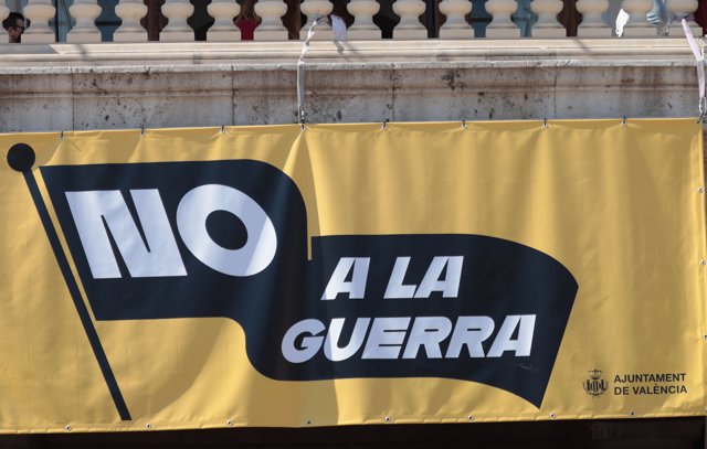 Pancarta con el 'No a la guerra' colgada en el Ayuntamiento de València