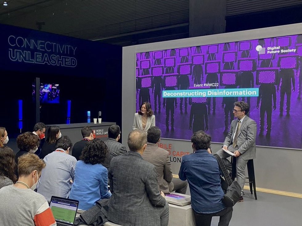 La directora del Digital Future Society, Cristina Colom, y el representante de la delegación de la Comisión Europea, Manuel Szapiro, en la debate 'Deconstruyendo la desinformación'.