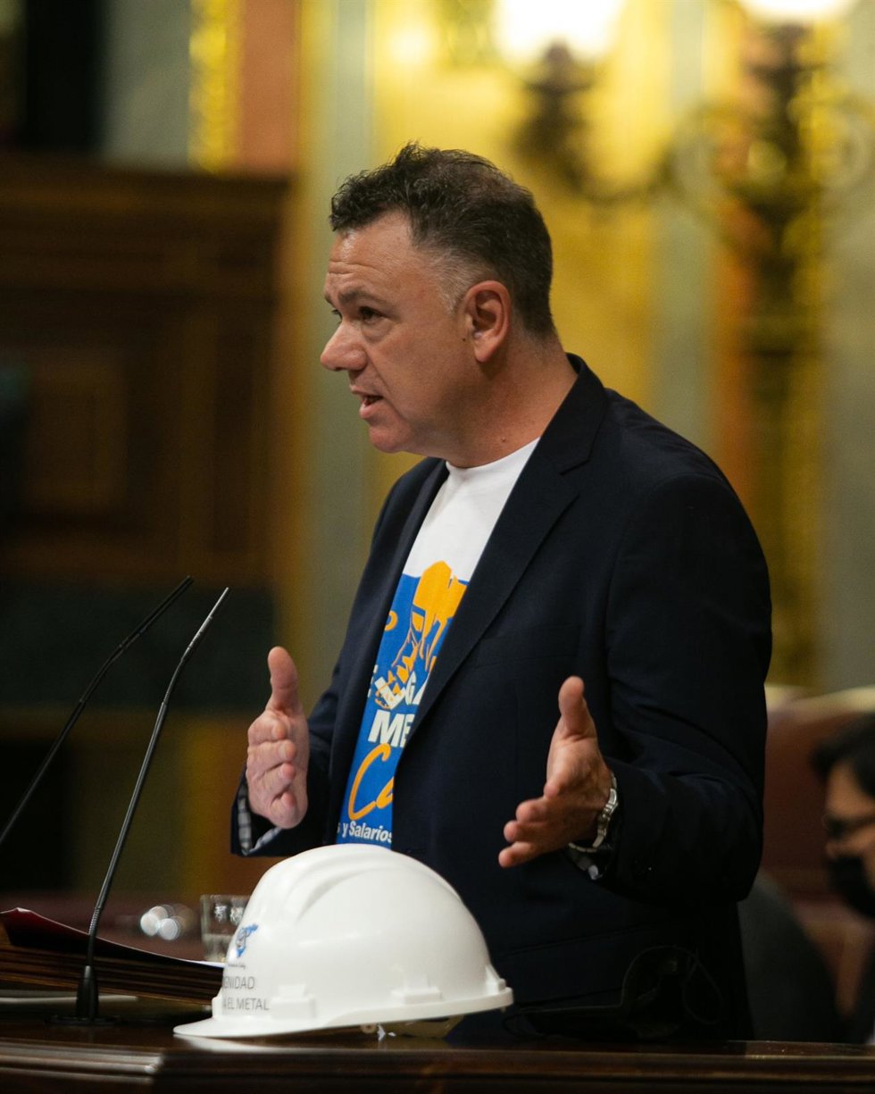 Archivo - El diputado por Cádiz de Unidas Podemos en el Congreso, Juan Antonio Delgado, junto con un casco de obra llevó a Madrid cuando el conflicto del metal en la Bahía.