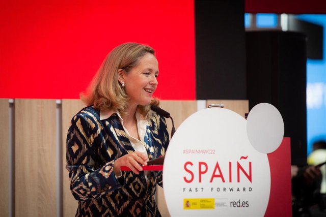 La vicepresidenta primera y ministra de Asuntos Económicos y Transformación Digital, Nadia Calviño, interviene en la inauguración del Mobile World Congress 2022, en Gran Via de Fira de Barcelona, a 28 de febrero de 2022, en L'Hospitalet de Llobregat, Barc