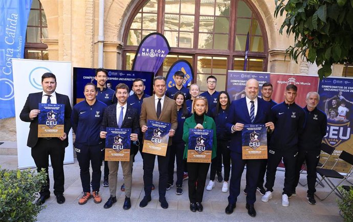 Foto de familia en el claustro del Monasterio de Los Jerónimos tras la presentación de los Campeonatos de España Universitarios 2022