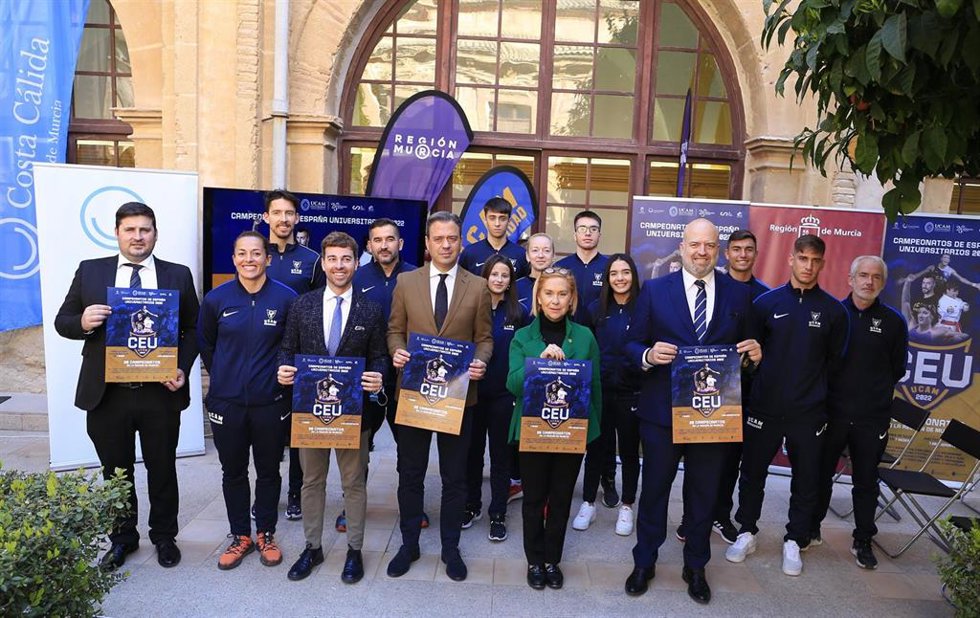 Foto de familia en el claustro del Monasterio de Los Jerónimos tras la presentación de los Campeonatos de España Universitarios 2022