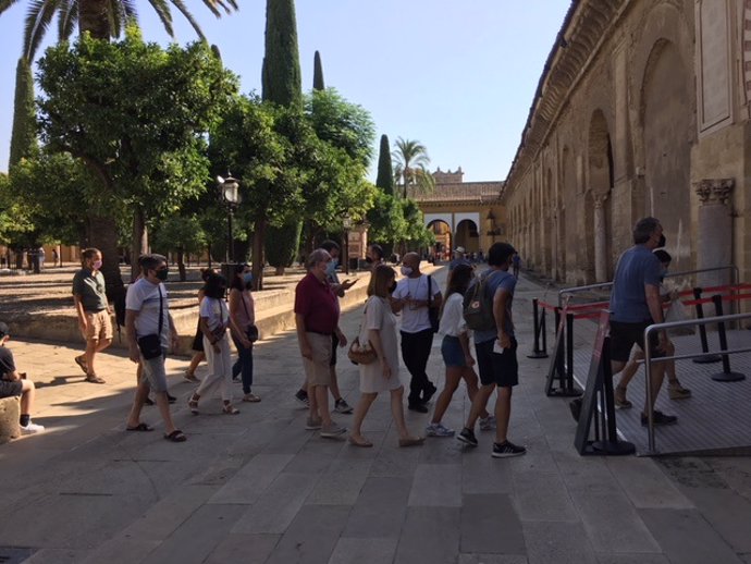 Archivo - Un grupo de turistas accede al interior de la Mezquita de Córdoba, en una imagen de archivo.