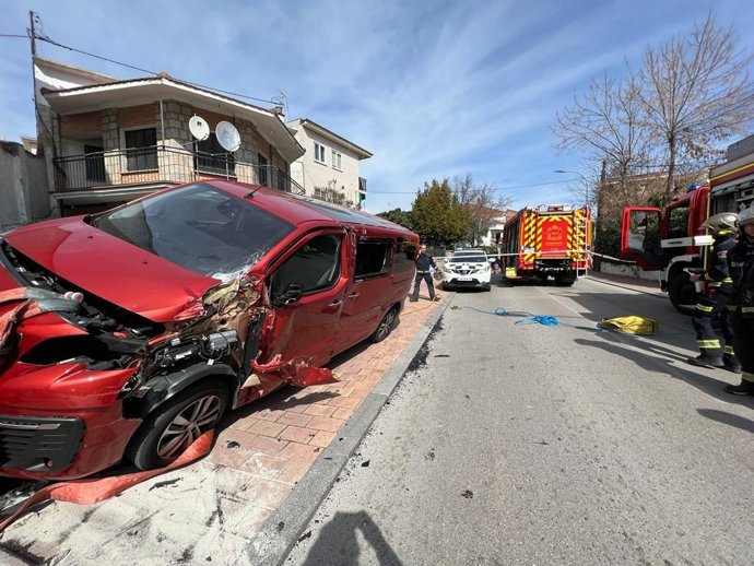 Una furgoneta impacta contra un camión y acaba con el cerramiento de una casa en Moralzarzal