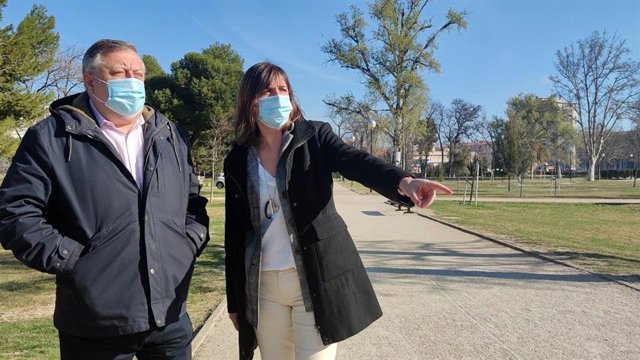 La portavoz del grupo municipal del PSOE, Lola Ranera, ha visitado el parque Tío Jorge