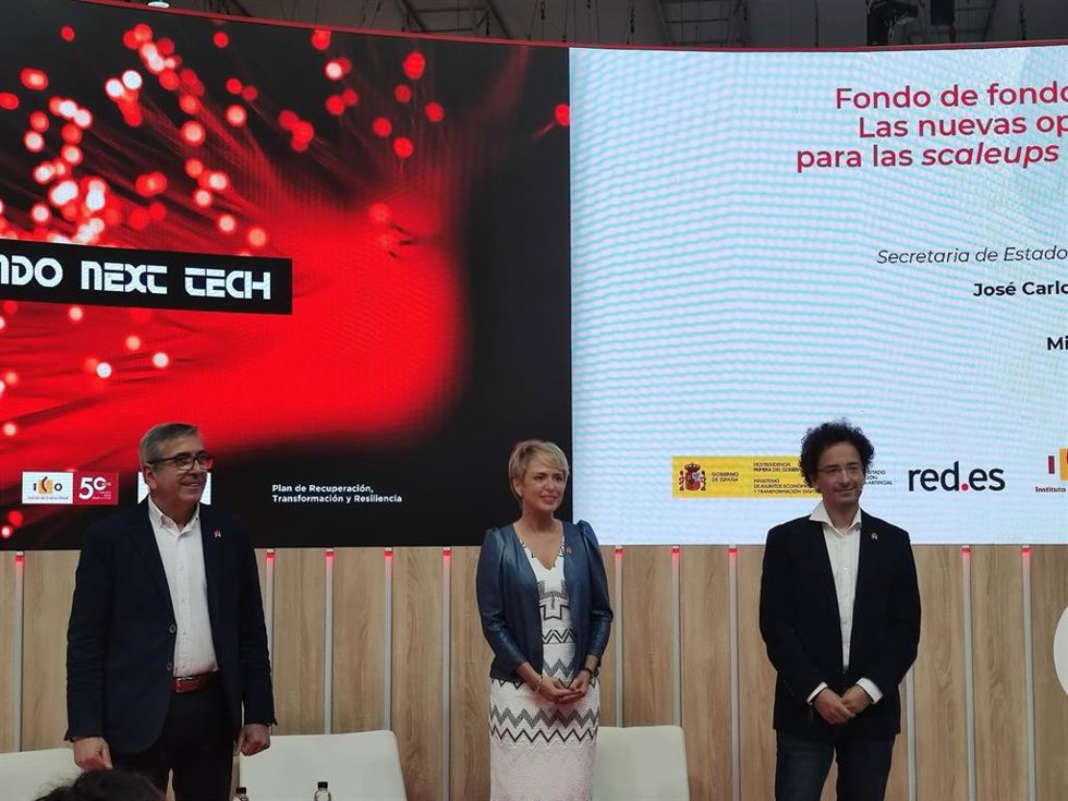 El presidente del ICO, José Carlos García de Quevedo, la secretaria de Estado de Digitalización e Inteligencia Artificial, Carme Artigas, y el socio del K Fund, Miguel Arias, en el Mobile World Congress.