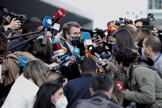 El presidente de la Xunta, Alberto Núñez Feijóo, responde a los medios a su salida de una reunión de la Junta Directiva Nacional tras la crisis interna del partido, en Eurostars Madrid Tower, a 1 de marzo de 2022, en Madrid (España).  