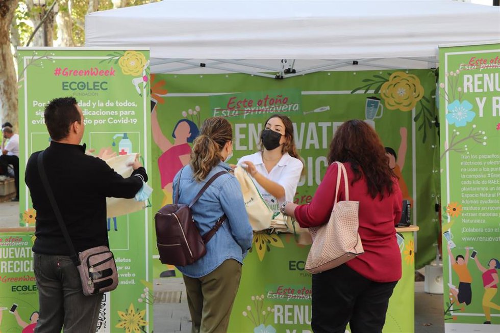 Archivo - Un stand informativo de Fundación ECOLEC en la #GreenWeek21.