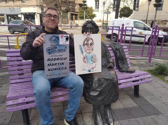 Rodrigo Martín Noriega posa junto a la estatua de Rosa Chacel tras recibir la mención que lleva su nombre y que concede la Asociación Cultural Eclipse.