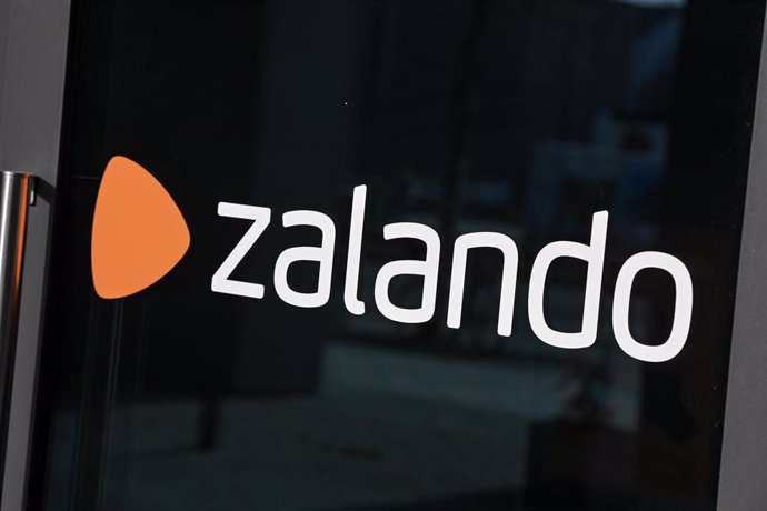 Archivo - FILED - 03 March 2021, Berlin: The logo of online retailer Zalando can be seen on the Zalando Campus at Mercedes-Platz. Zalando SE, a German online platform for fashion and lifestyle, reported strong 2021 data on Tuesday, after another year in